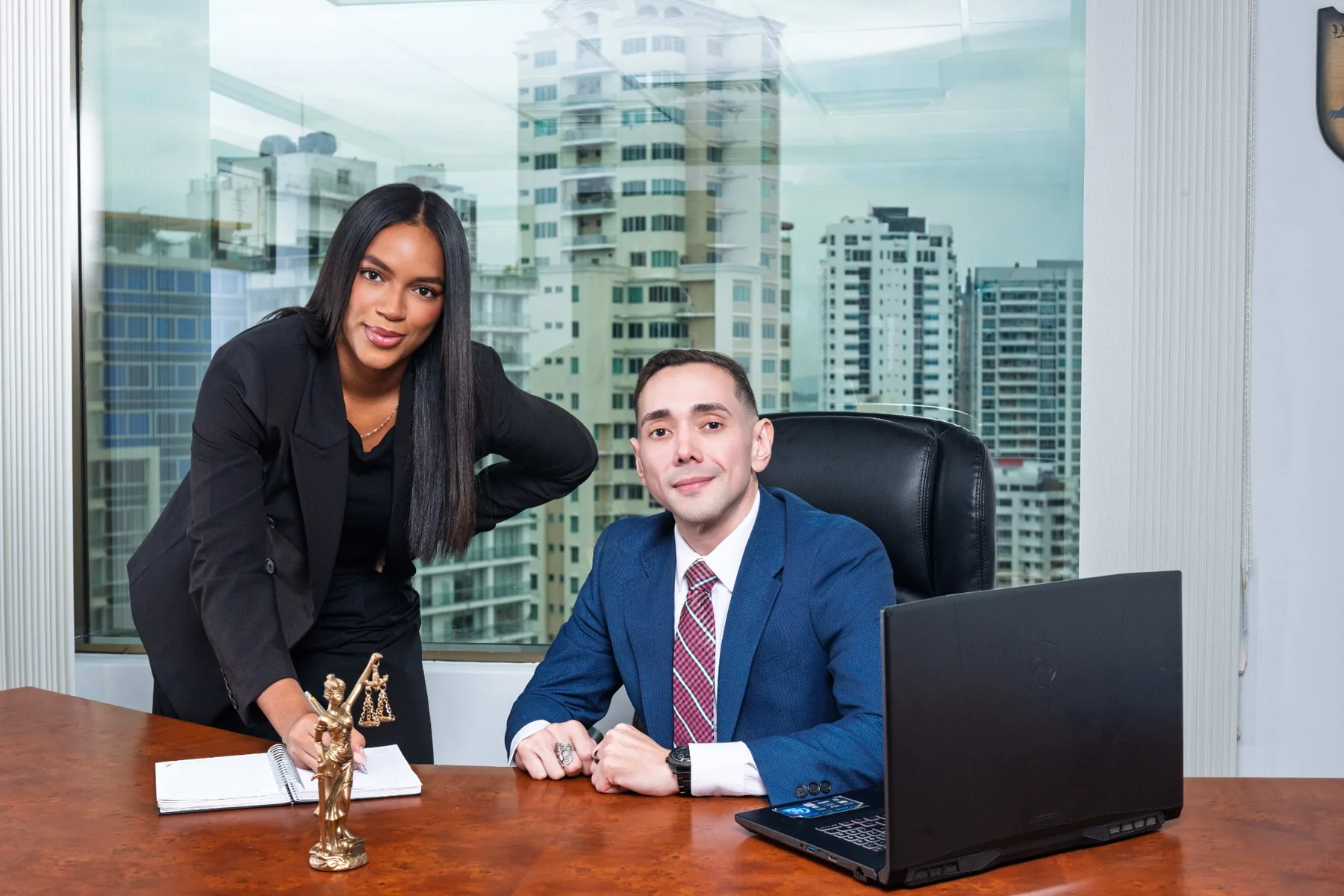 Abraham Adames e Imalay Medina en la oficina